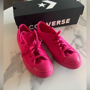 NWOT - Unisex all pink Converse shoes Sz 7 men/ Sz 9 women